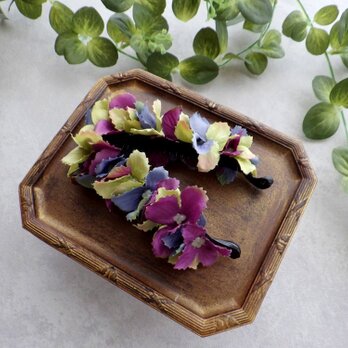 紫陽花のバナナクリップ ■  トリコカラー×ギザギザ花びら ■ パープル×ダークブルー×イエローグリーンの画像