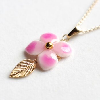 クレイアート　陶器風の紫陽花と葉っぱチャームのペンダント〈微笑の彼方〉の画像