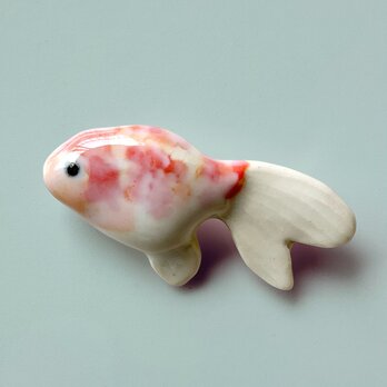 陶ブローチ 琉金の桜ちゃんの画像
