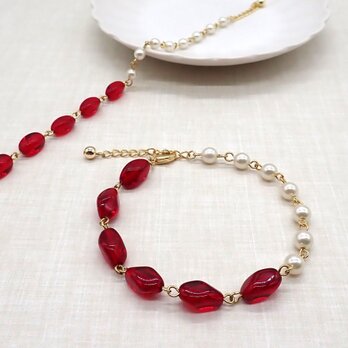 《２種類から選べる》ツイストビーズとパールのバイカラーブレスレット【レッド】