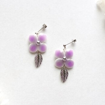 クレイアート　陶器風の紫陽花と葉っぱチャームのピアス〈暗闇の一輪〉の画像
