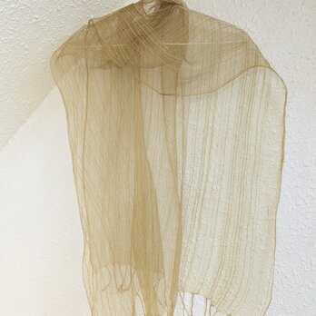草木染シルクストール(フジの葉っぱ染め、淡い茶イエロー)の画像