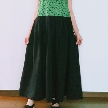 グリーン刺繍レースが素敵なプリーツワンピースの画像