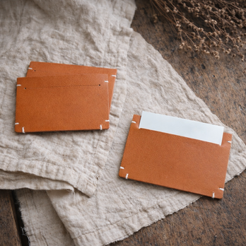 整いすぎない革小物。 アンティークブラウン カードケース｜育てて使う一点もの