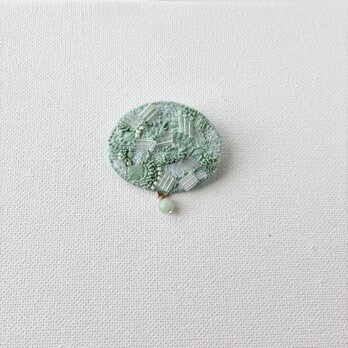 "Asatsuyu" 朝露　/草木染め糸の静穏な白緑色のオーバル型　刺繍ブローチ
