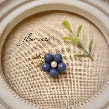 small flower motif  フラワーとリーフのブローチ〈spice〉dusty blue (群青色)の画像