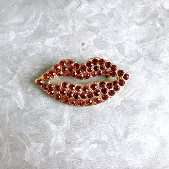 SC133-ヴィンテージブローチ U.S.A. 80s Red Rhinestone Lips Mouth Pin Broochの画像