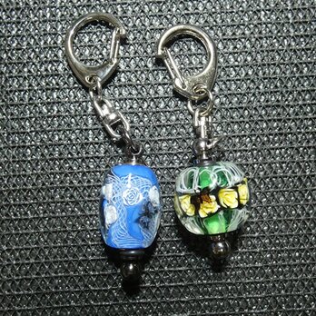 二個売りキーホルダー　白バラと蝶玉、黄バラと蝶玉（ガラス、とんぼ玉、一点物、伝統工芸）の画像