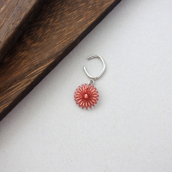 野の花のイヤーカフ （赤） | 片耳用 | 絹糸のアクセサリーの画像