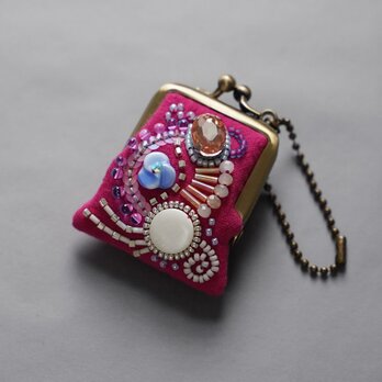 ネックレスにも、バッグチャームにも、小さな小さなビーズ刺繍のがま口 65 ピンク　ガーゼ　アクセサリーケースの画像