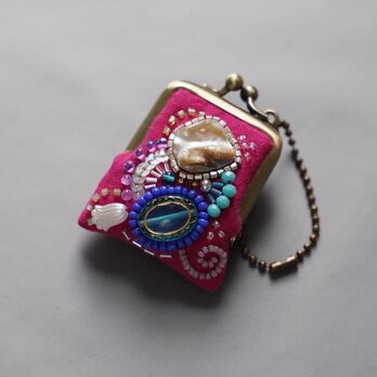 ネックレスにも、バッグチャームにも、小さな小さなビーズ刺繍のがま口 66 ピンク　ガーゼ　アクセサリーケースのコピーの画像