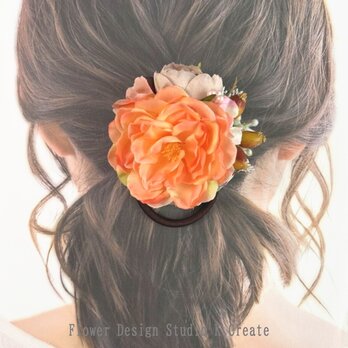 オレンジの薔薇とヒペリカムのヘアゴム　ヘアゴム　髪飾り　オレンジ　バラ　お出掛け　ヘアアクセサリー　お花の髪飾りの画像