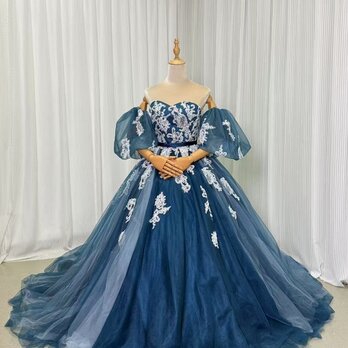 豪華！カラードレス ジュエルブルー ベアトップ パフスリーブ キラキラ光る刺繍 優雅なシルエット 編み上げ 前撮りの画像
