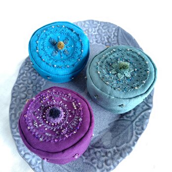 手刺繍の小物入れの画像