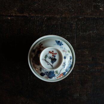 リーフと赤い実◆蝶々もいる。伊万里　錦手金彩蓋付碗　antiques/骨董　古民家　古道具　器　江戸後期　個体Bの画像
