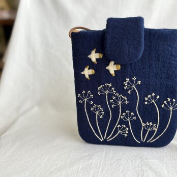 羊毛刺繍サコッシュ/白い鳥の森　新月の画像