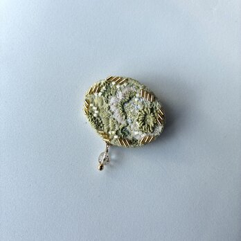 willow green 上品なグリーン柳色をまとう"和モダン草木染め糸を使ったオーバル型刺繍ブローチ"