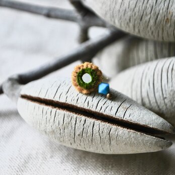 ミラー刺繍とガラスビーズの小さなイヤーカフ　グリーン/ターコイズビーズの画像