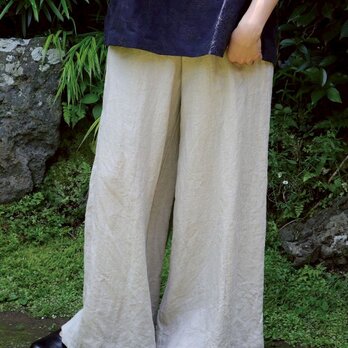 リネン 生成色のフレアワイドパンツの画像
