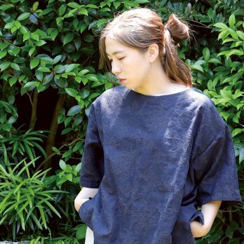 リネン混 刺繍生地のプルオーバー（紺）の画像