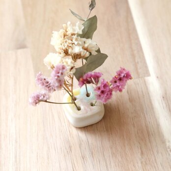 春色三彩のボタン型四角花立て ＊ ドライフラワー付きの画像