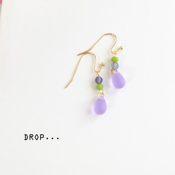 d225-71【平常心を保つ　天然石　アイオライト】と【ビオラ】ドロップのアレンジピアス（パーツ変更可能）の画像