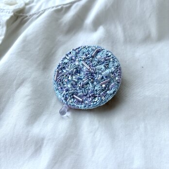 "shito shito" 雨の季節を祝う　青紫の刺繍丸型ブローチの画像