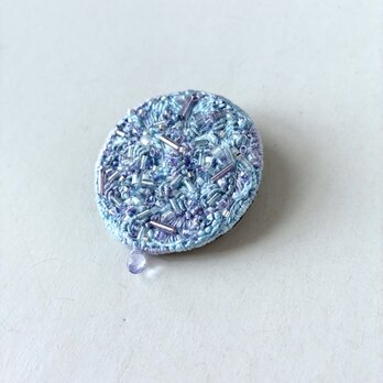"shito shito" 雨の季節を祝う　青紫の刺繍丸型ブローチ