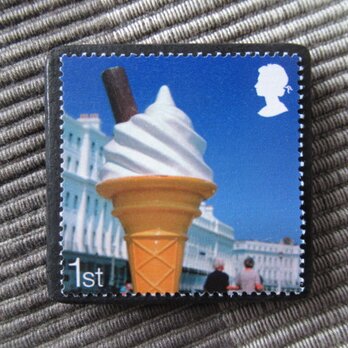 イギリス　「浜辺のそばで」切手ブローチ10506