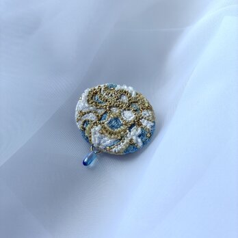 "sora tear " ソラノナミダ　草木染め糸を使った刺繍オーバル型ブローチの画像