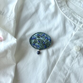 "Aominaduki" 青水無月　青緑　草木染め糸を使った刺繍オーバル型ブローチの画像