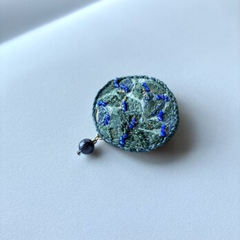"Aominaduki" 青水無月　青緑　草木染め糸を使った刺繍オーバル型ブローチの画像