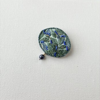 "Aominaduki" 青水無月　青緑　草木染め糸を使った刺繍オーバル型ブローチ
