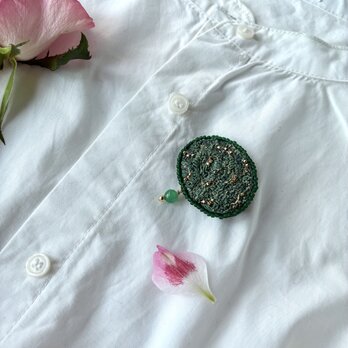 "神秘のグリーン" 草木染め糸を使った深緑の刺繍オーバル型ブローチの画像