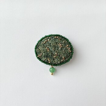 "神秘のグリーン" 草木染め糸を使った深緑の刺繍オーバル型ブローチ
