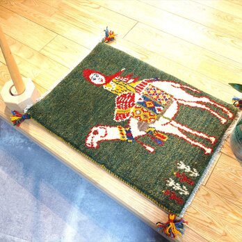 ペルシャ　ギャッベ　玄関マット小　61.5x43.5cm　深く美しい緑色　ラクダに乗るカシュガイ族　NN19730の画像