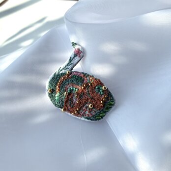 "一輪の花鳥"  草木染め糸を使ったグリーンブラウン　刺繍鳥ブローチ　の画像