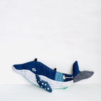 海を泳ぐクジラ　ポーチ