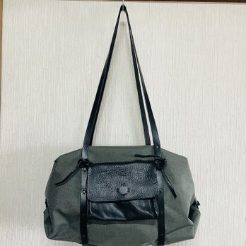 コーデュラナイロンのキャンディ型ショルダートートバックの画像