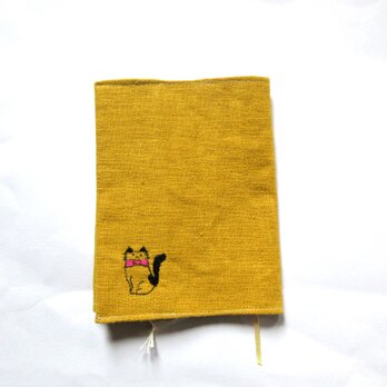 猫の刺繍 リネンブックカバー＊マスタードの画像