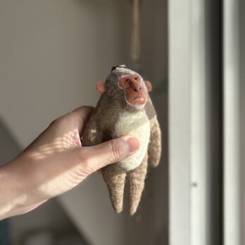 目を開けるニホンザルのキーホルダー2の画像