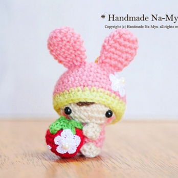【受注制作】桜カラー♡イチゴ抱っこのうさ耳帽子のベビーちゃん（お花付き）／ピンク＜約5cm＞の画像