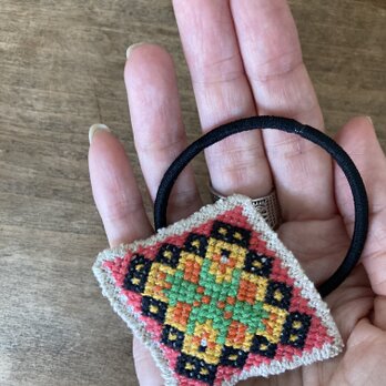 ヘアゴム①ウクライナ刺繍*ダイヤ型*ホームスパンリネン*リネン*麻*手刺繍*クロスステッチの画像