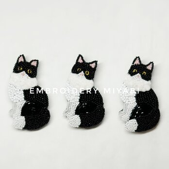 ハチワレ　猫のビーズ刺繍ブローチの画像