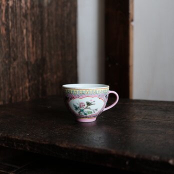 花と鳥◆中国景徳鎮。花鳥文色絵カップ　茶器　ピンク　カラフル　チャイナレトロ　ビビットカラーの画像