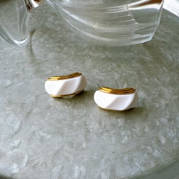 PA352-【 AVON 】エイボン・ヴィンテージピアス Gold Tone White Acrylic Half Hoopsの画像
