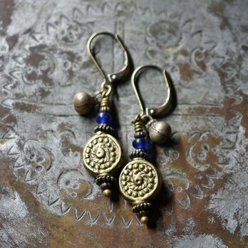 コインの様なインドブラス、ブルービーズ、小さな民族鈴のピアス