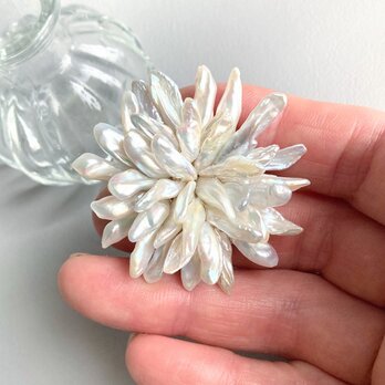 淡水ケシ真珠のブローチ・ホワイトdahlia（だりあ）の画像