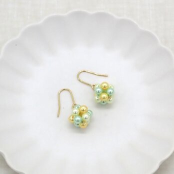 カラーパールのビーズボールピアス／イヤリング【アプリコット＆アイスグリーン】の画像