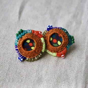 カラフルなパーツを包み込んだ色いっぱい刺繍ピアスの画像